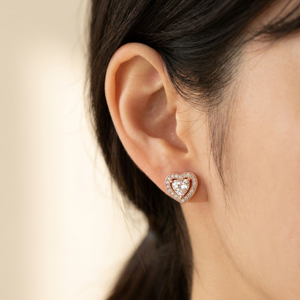 하트 큐빅 헤일로 귀걸이 모델 귀 착용샷 — Märchen Jewelry