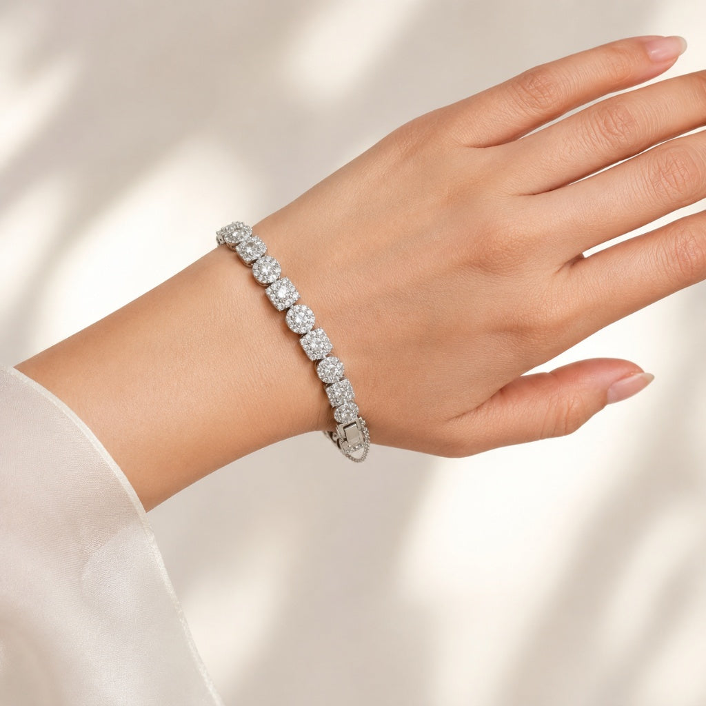 헤일로 큐빅 테니스 팔찌 모델 손목 착용샷 — Märchen Jewelry