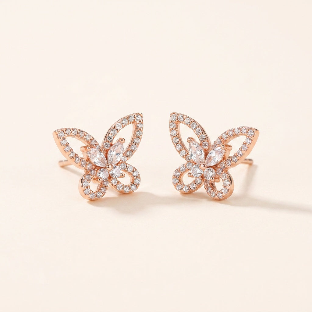 나비 큐빅 귀걸이 로즈골드 큐빅 클로즈업 — Märchen Jewelry