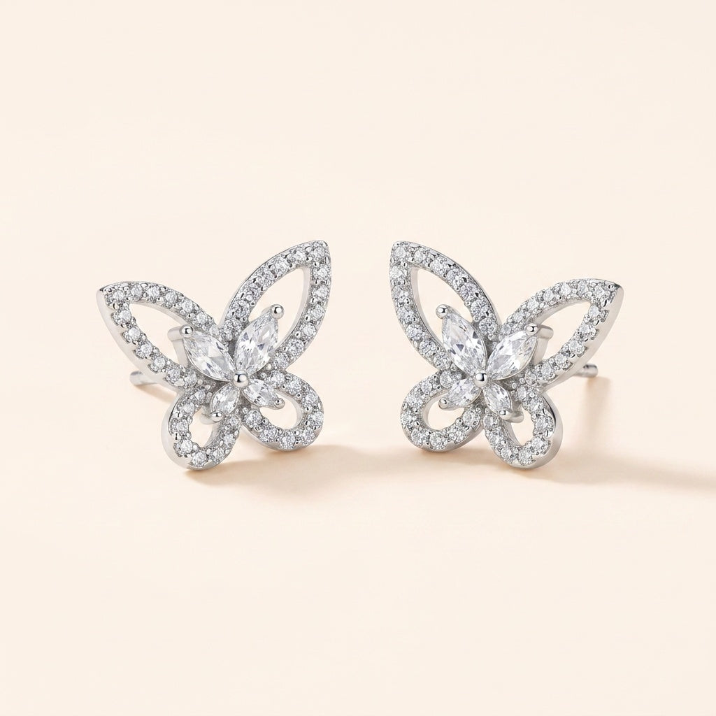 나비 큐빅 귀걸이 실버 큐빅 클로즈업 — Märchen Jewelry